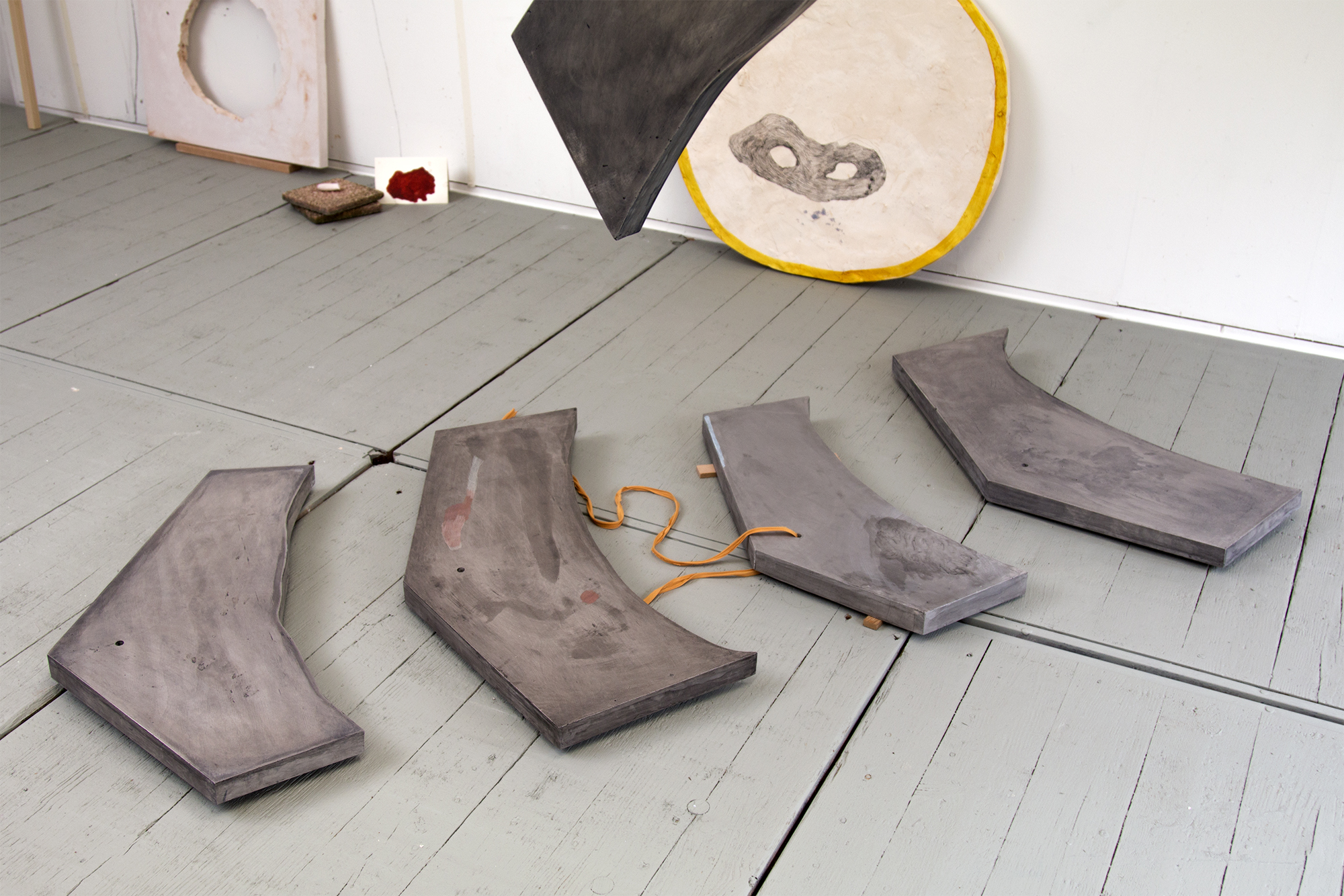 vier natuursteenachtige vormen op de vloer in het atelier